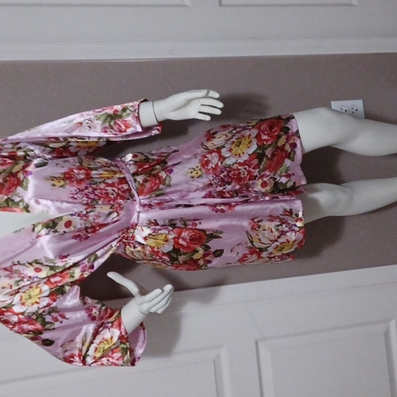 - Woman's cute robe - Picture 2 of 3